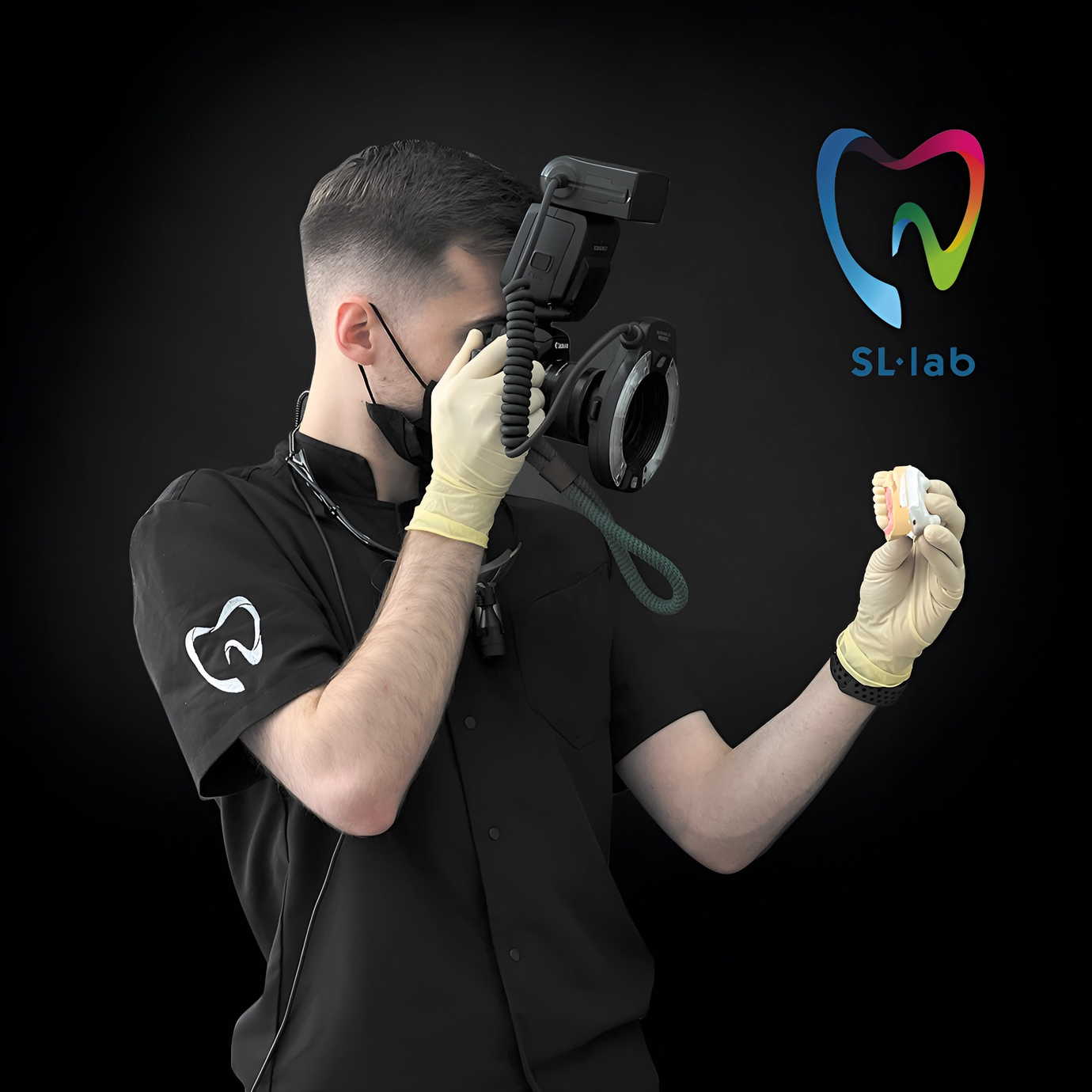 мужчина фотографирует зубы